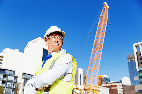 筑梦前行 安全背心下的建设者图景